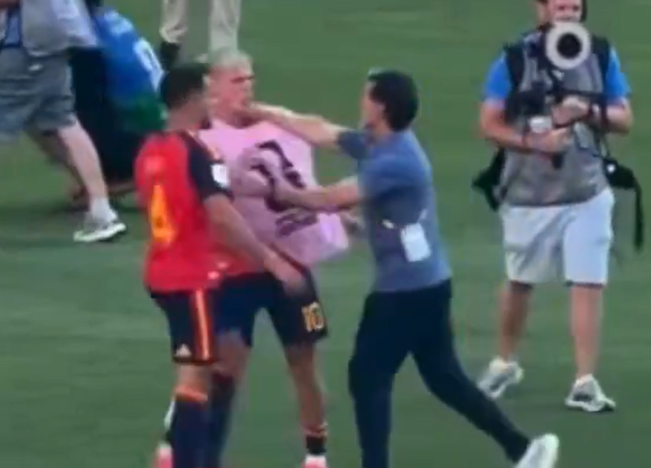 Roberto Ayala golpea a Dani Olmo en incidente post partido - Roberto Ayala y Dani Olmo en incidente post partido