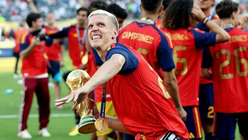 Dani Olmo cuestiona actitud de Argentina en la celebración de España - Dani Olmo y la selección española celebran su título
