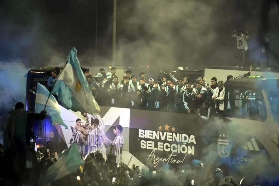 img of Argentina recibe cálida bienvenida en Ezeiza