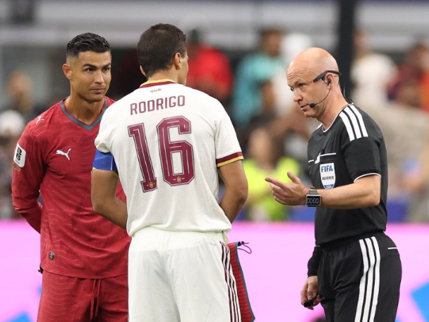 img of Anthony Taylor: "Ha sido un inmenso privilegio" al retirarse con 831 partidos