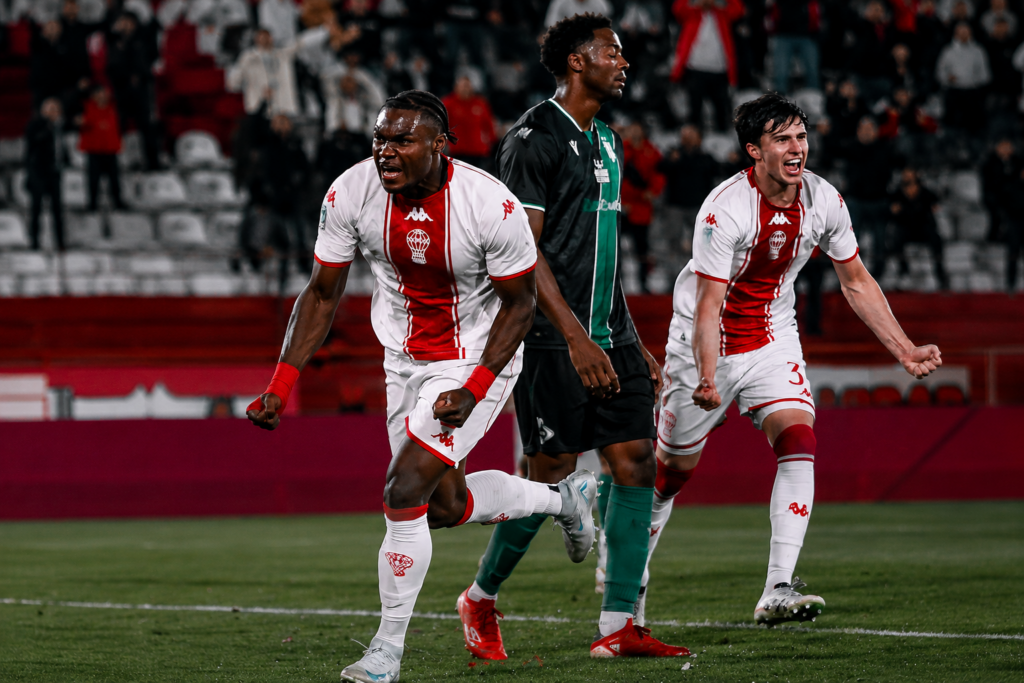 Jordy Caicedo sella la victoria de Huracán sobre Banfield con un gol crucial - Jordy Caicedo celebra su gol con la hinchada de Huracán