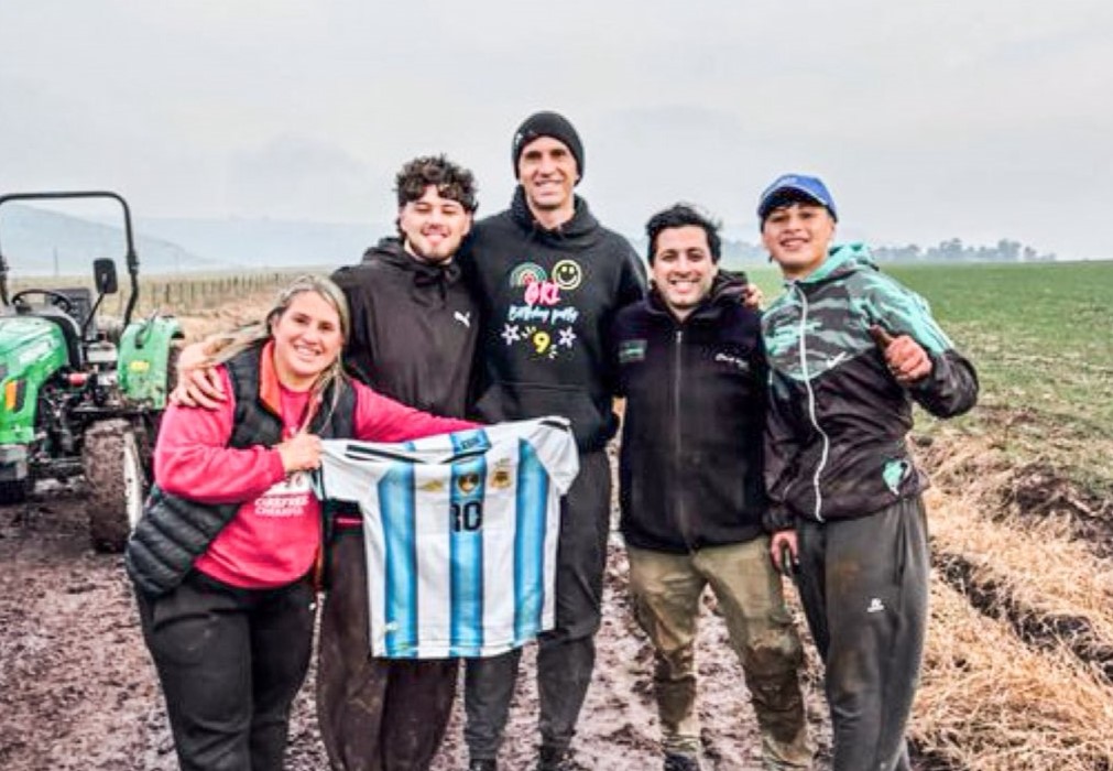img of Dibu Martínez: "Nos dijo que lo habíamos salvado" tras ser rescatado del barro
