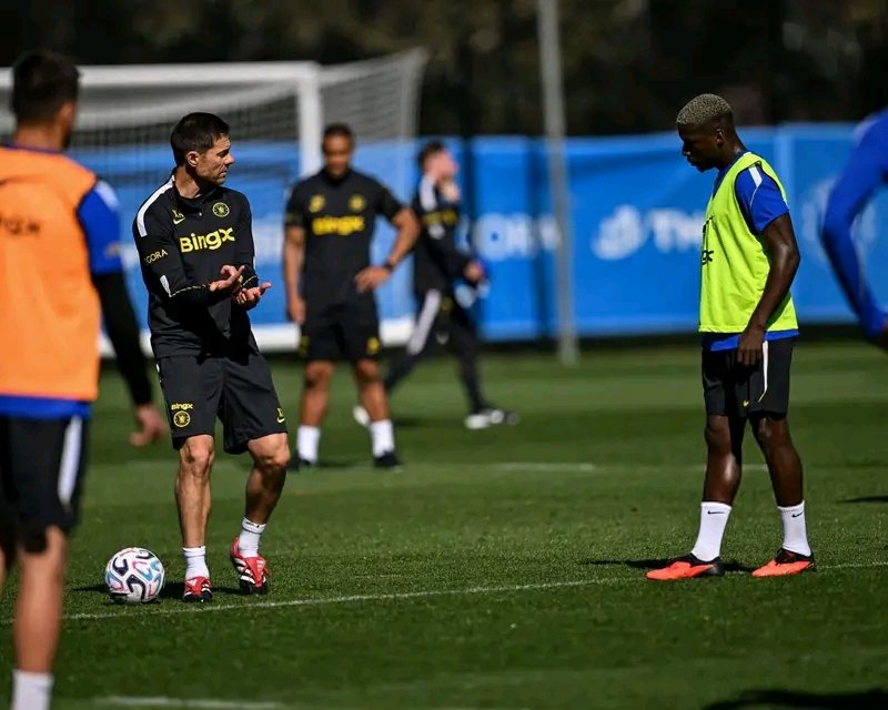 Xabi Alonso califica a Moisés Caicedo como uno de los mejores mediocampistas de contención - Moisés Caicedo en entrenamiento con el Chelsea