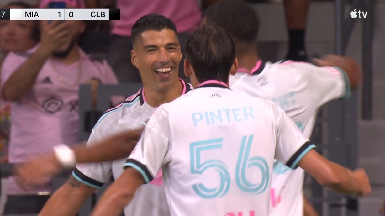 Luis Suárez sella la victoria con un golazo desde 40 metros