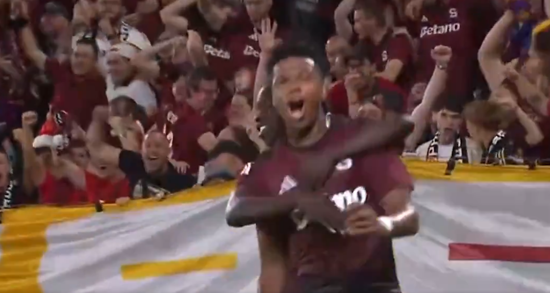 John Mercado sella el triunfo de Sparta Praga con gol en la Champions League - John Mercado celebra su gol con Sparta Praga