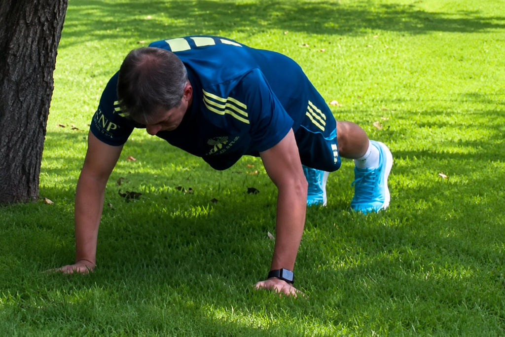 img of Guillermo Almada muestra disciplina extrema entrenando en las calles