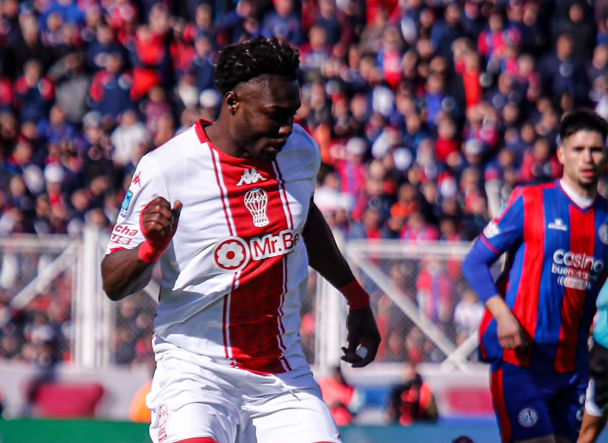 Jordy Caicedo brilla con doblete en el clásico porteño