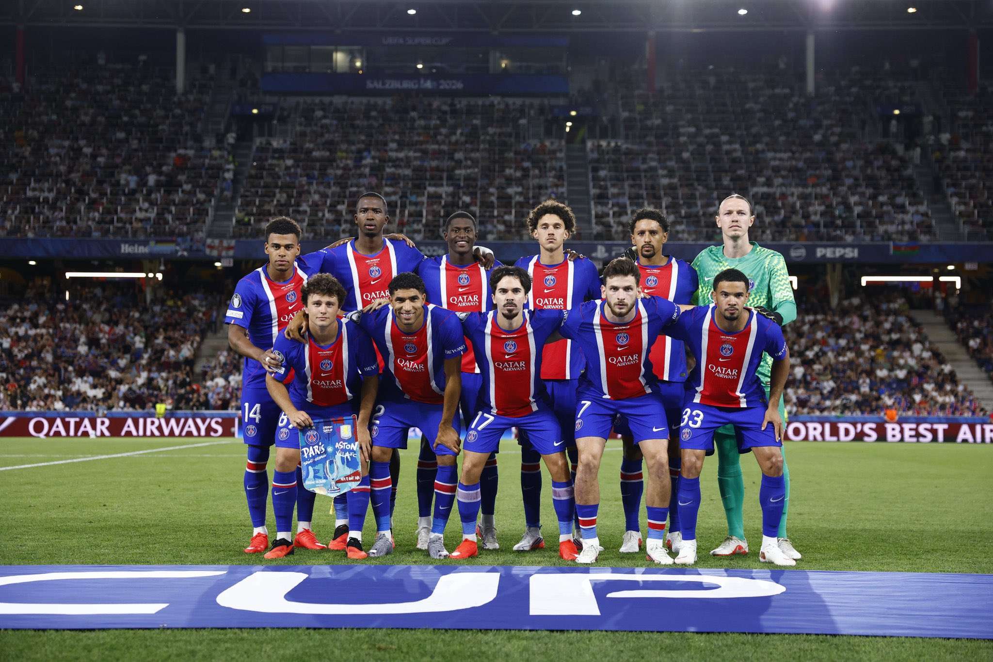 Willian Pacho se consagra campeón de la Supercopa de Europa con el PSG - Willian Pacho celebra el título de la Supercopa de Europa con el PSG