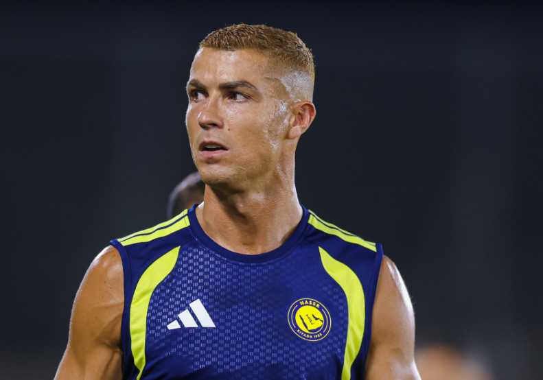 img of Cristiano Ronaldo estrena look rojizo en su regreso a Al Nassr