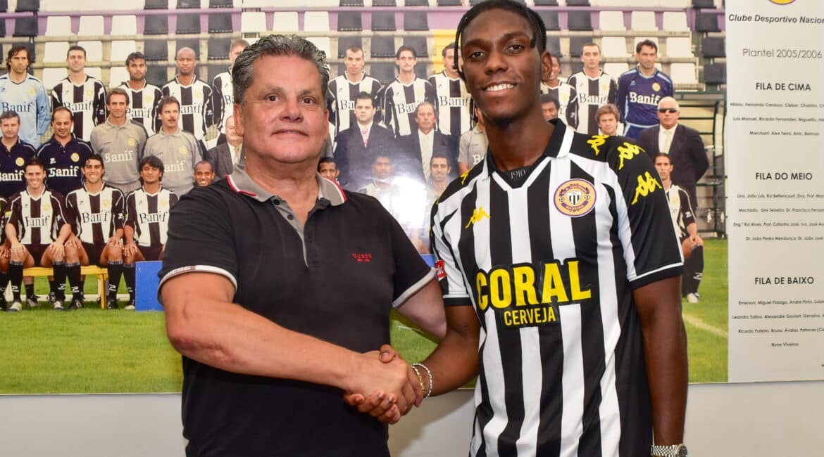Allen Obando se une al Clube Desportivo Nacional de Portugal en préstamo - Allen Obando con la camiseta del Clube Desportivo Nacional