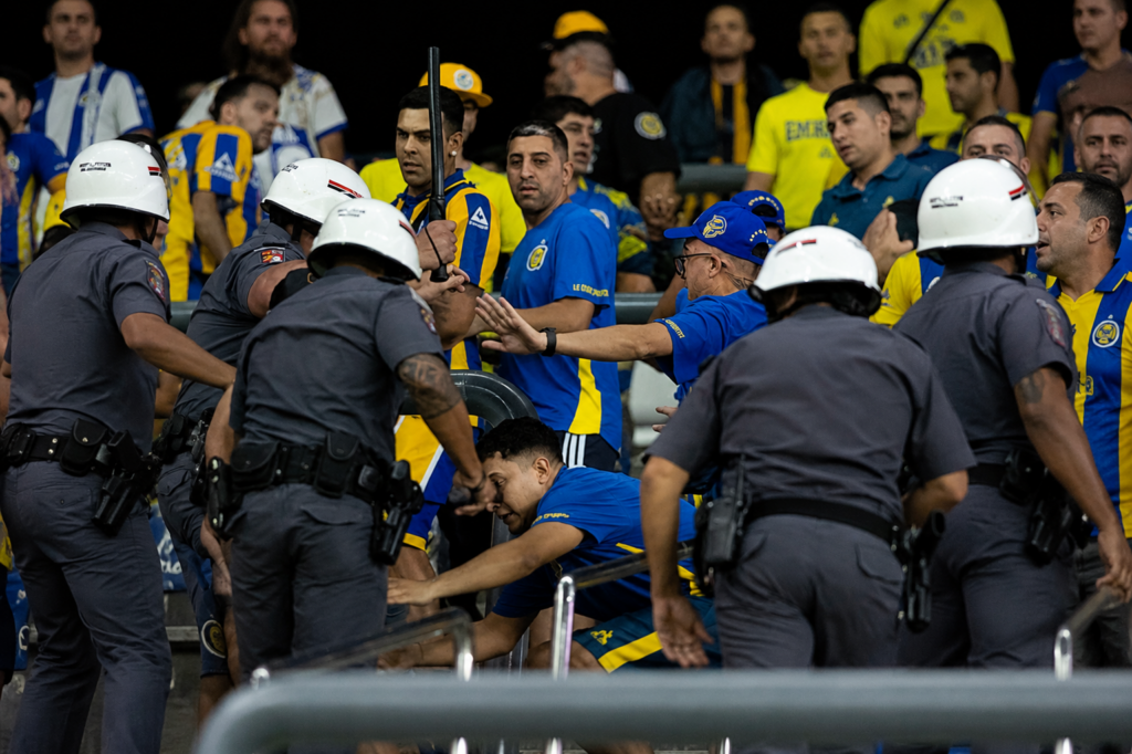 Rosario Central enfrenta a la policía tras perder 1-0 contra Corinthians