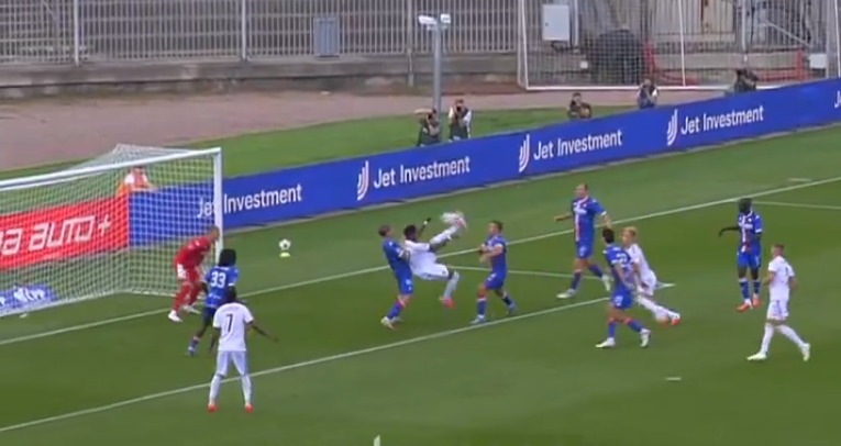 John Mercado abre el marcador al minuto 7 y lleva al Sparta Praga adelante - John Mercado celebra su gol de chilena para el Sparta Praga contra Artis Brno.