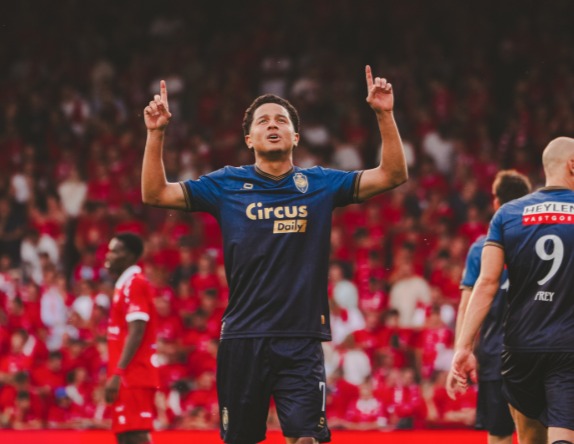 Anthony Valencia confirma su arranque con gol al minuto 16 y lleva a Antwerp adelante - Anthony Valencia celebra su gol al minuto 16, manteniendo su racha de tres tantos en tres partidos con el Royal Antwerp.