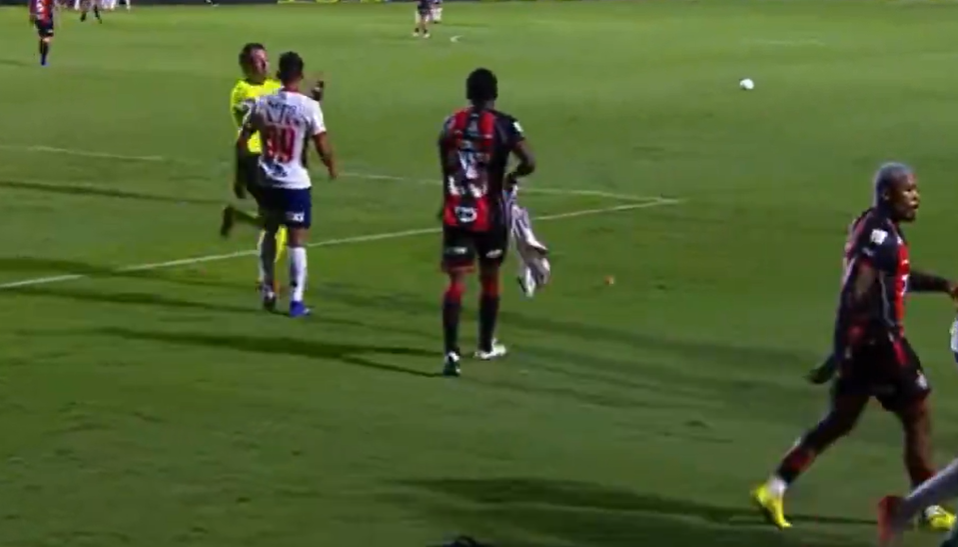img of Cacá rompe la camiseta de Jean Lucas tras gol definitivo en clásico baiano