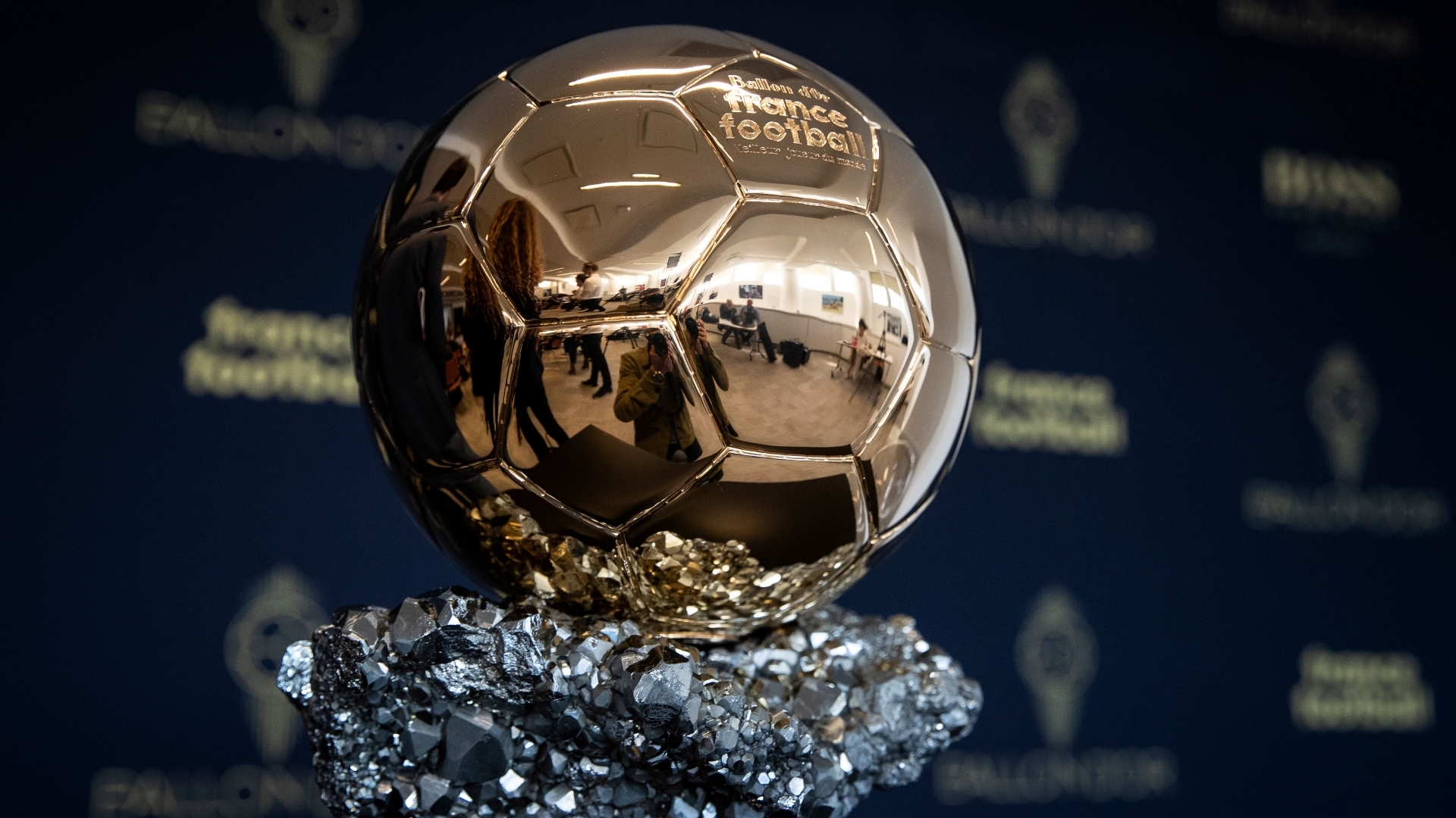 Luis Enrique afirma que el Balón de Oro debería ir a un jugador del PSG - Luis Enrique comenta la candidatura del PSG mientras se prepara la próxima entrega del Balón de Oro.