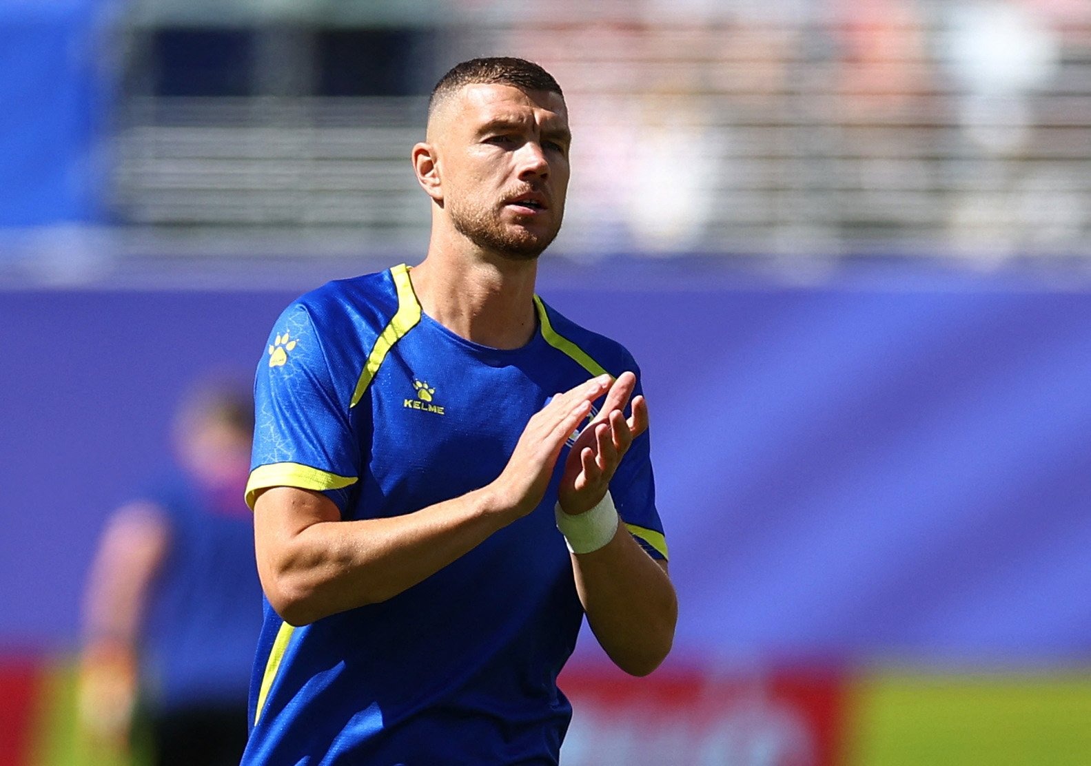 Džeko retira la camiseta de Bosnia y anuncia su último partido contra Suecia - Edin Džeko levanta la mano al público antes de su despedida con Bosnia en la Liga de Naciones.