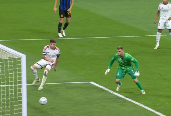 Valverde aprovecha error de Martínez y duplica la ventaja del Real Madrid
