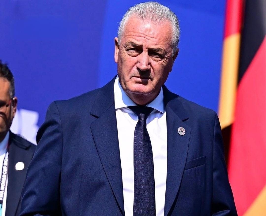 Paraguay bloquea la renovación de Alfaro tras exigir aumento del 75% salarial - Gustavo Alfaro y la delegación de Paraguay en la salida del Mundial 2026.