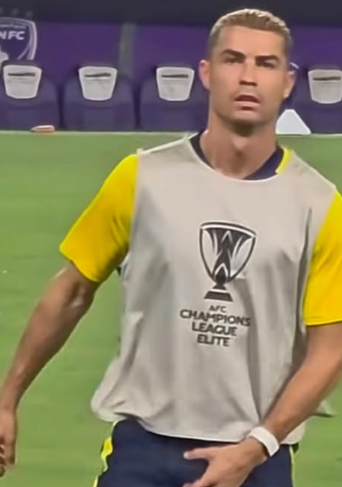Ronaldo responde con gesto a cánticos de Messi tras 4-0 de Al Nassr