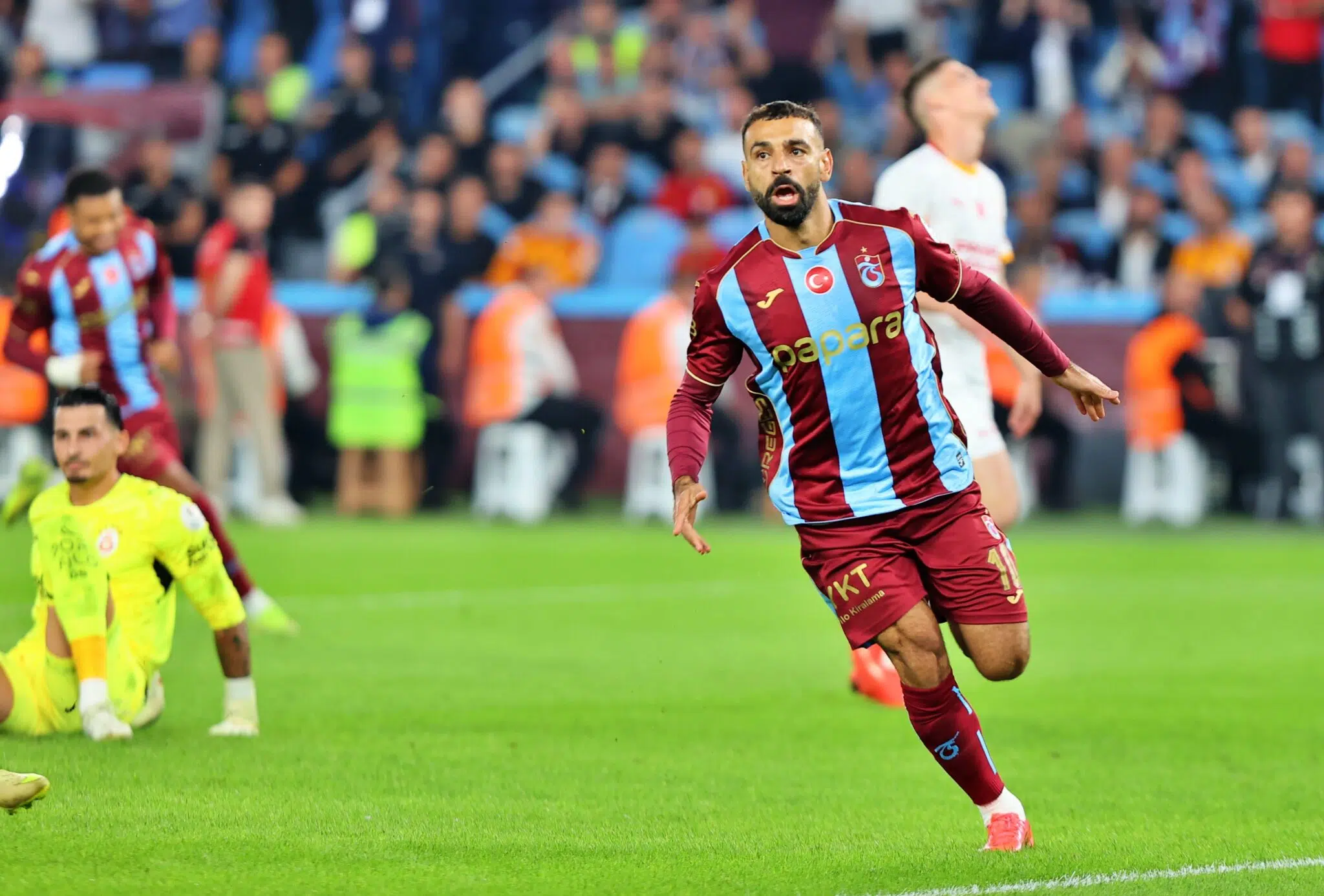 Salah sella hat‑trick en el minuto 80 y rompe la invencibilidad del Galatasaray - Mohamed Salah celebra su tercer gol frente a la afición del Trabzonspor en el Papara Park.