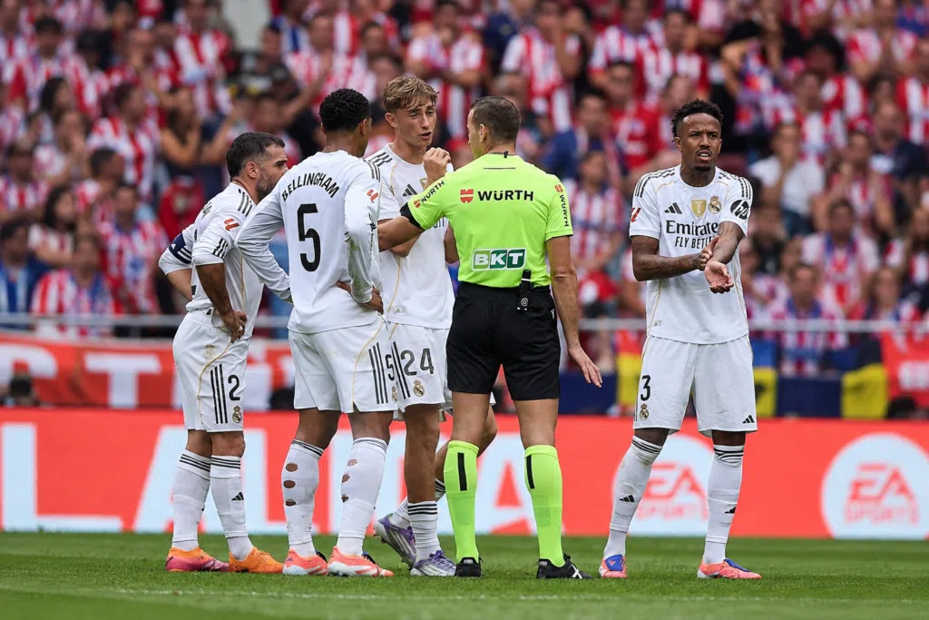 img of RFEF reconoce error y critica falta de expulsión a Kang‑In Lee en derbi madrileño