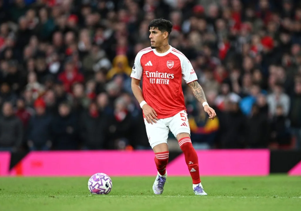 Hincapié debuta como titular y brilla en victoria de Arsenal ante Brighton