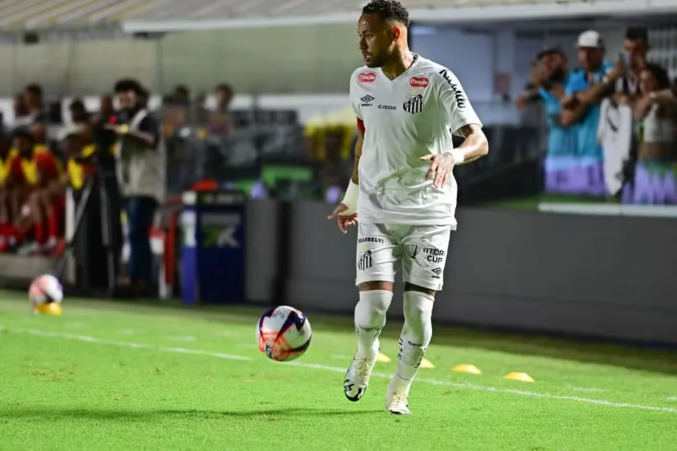 Neymar regresa con asistencia en goleada del Santos ante Velo Clube