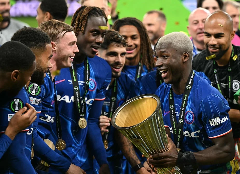 img of ¡Histórico! Moisés Caicedo levanta la UEFA Conference League con el Chelsea