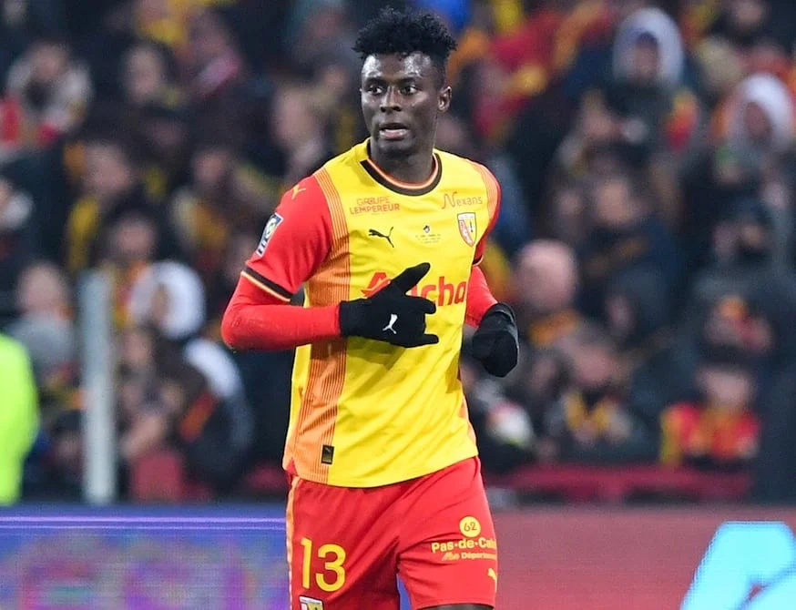 img of Jhoanner Chávez regresa a los entrenamientos con el RC Lens tras superar grave lesión