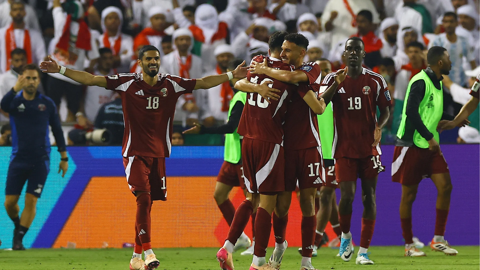 Qatar hace historia: Clasifica a su segundo Mundial consecutivo al vencer 2-1 a Emiratos Árabes Unidos