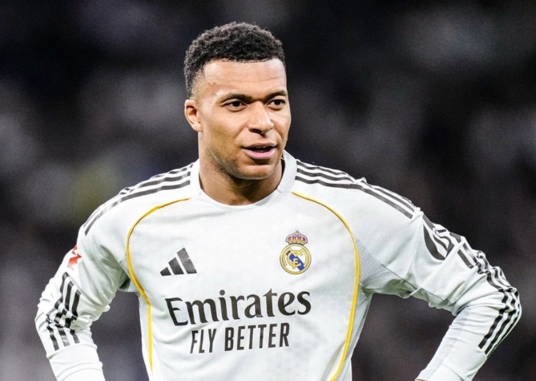 img of Mbappé soporta silbidos en el Bernabéu con una sonrisa