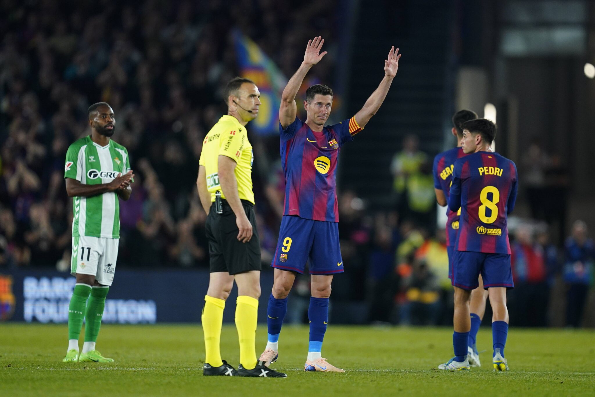 Lewandowski se despide con lágrimas en el Camp Nou - Lewandowski se despide del Camp Nou