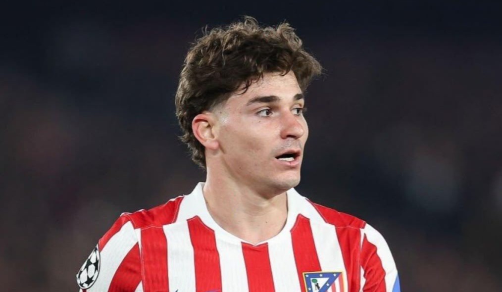 Barcelona prepara oferta por Julián Álvarez - Julián Álvarez en acción con la selección argentina