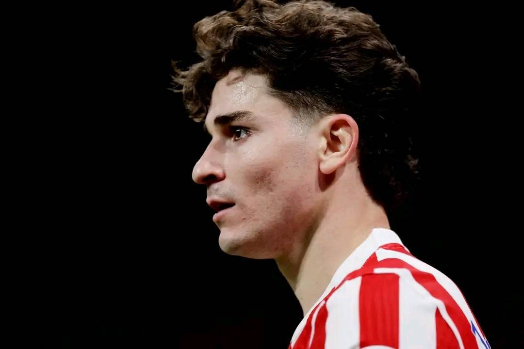 Julián Álvarez le pide a Simeone su salida al Barça, pero el Atleti mantiene su postura