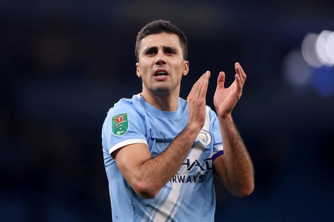 Barça ve rechazada su segunda oferta por Rodri - Rodri en acción con el Manchester City