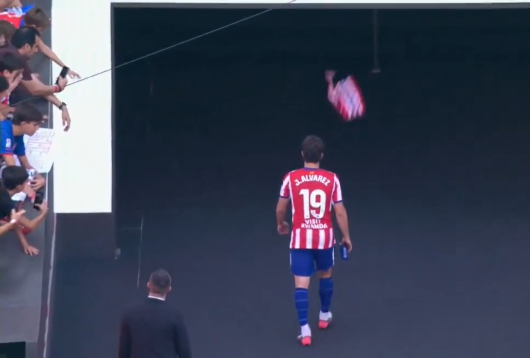 img of Álvarez recibe silbidos y camiseta lanzada al salir del Metropolitano