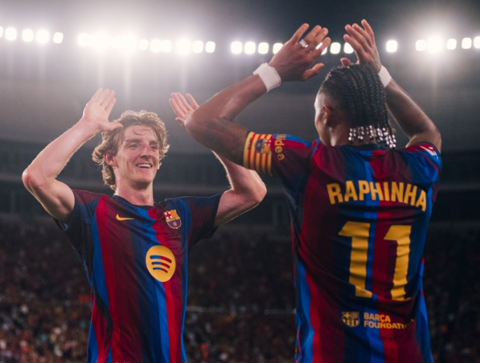 Barcelona supera al Rayo Vallecano con dobletes de Raphinha y Yamal - Raphinha celebra su segundo gol mientras el Barcelona domina el marcador contra el Rayo Vallecano.