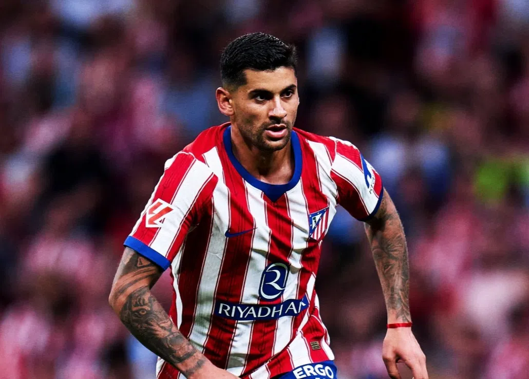 Romero critica arbitraje y afirma que "es imposible jugar contra el Madrid" tras derrota - Cuti Romero protesta frente al vestuario del Atlético tras el primer tiempo del derbi contra el Real Madrid.