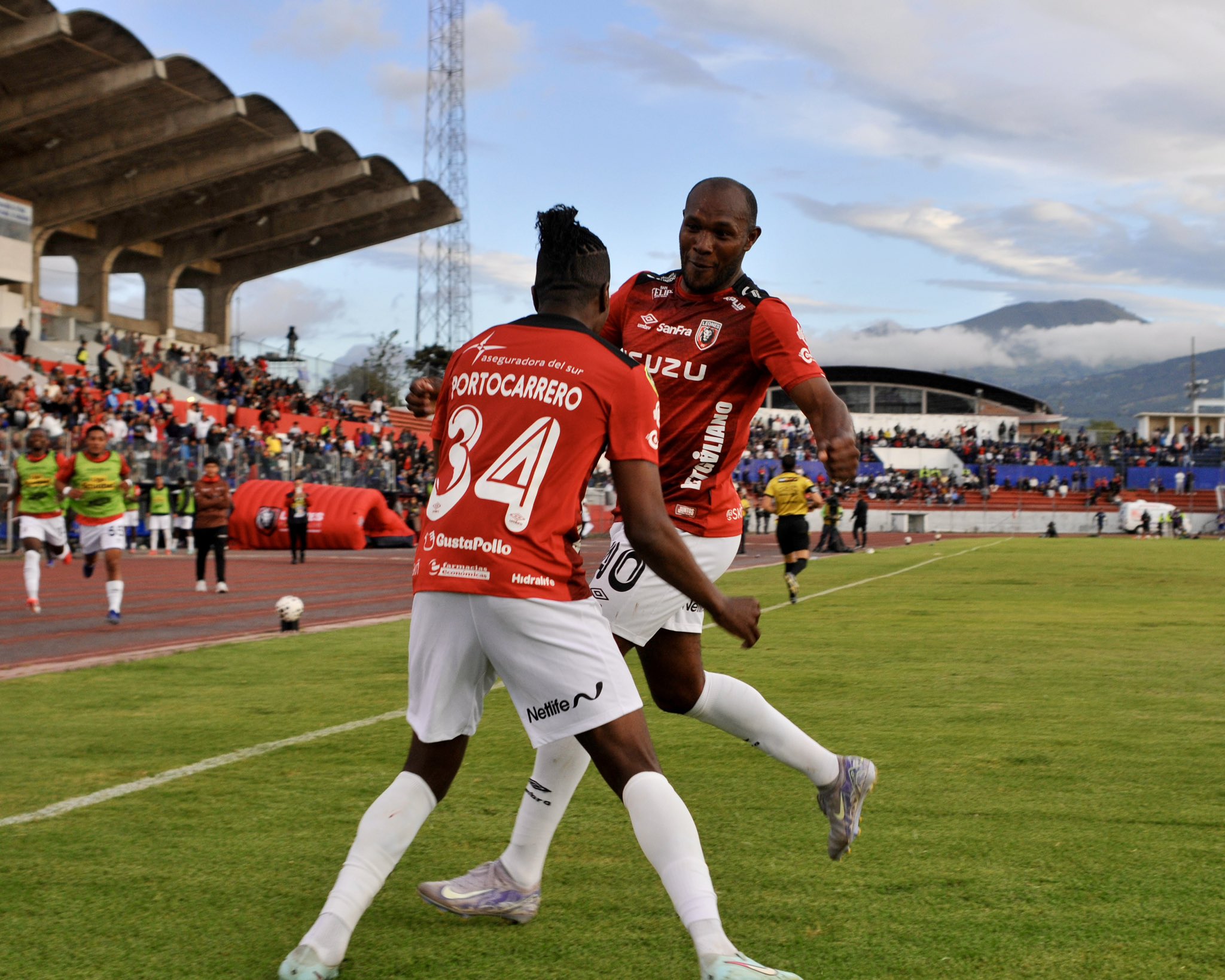 Leones FC supera a Emelec 2-0