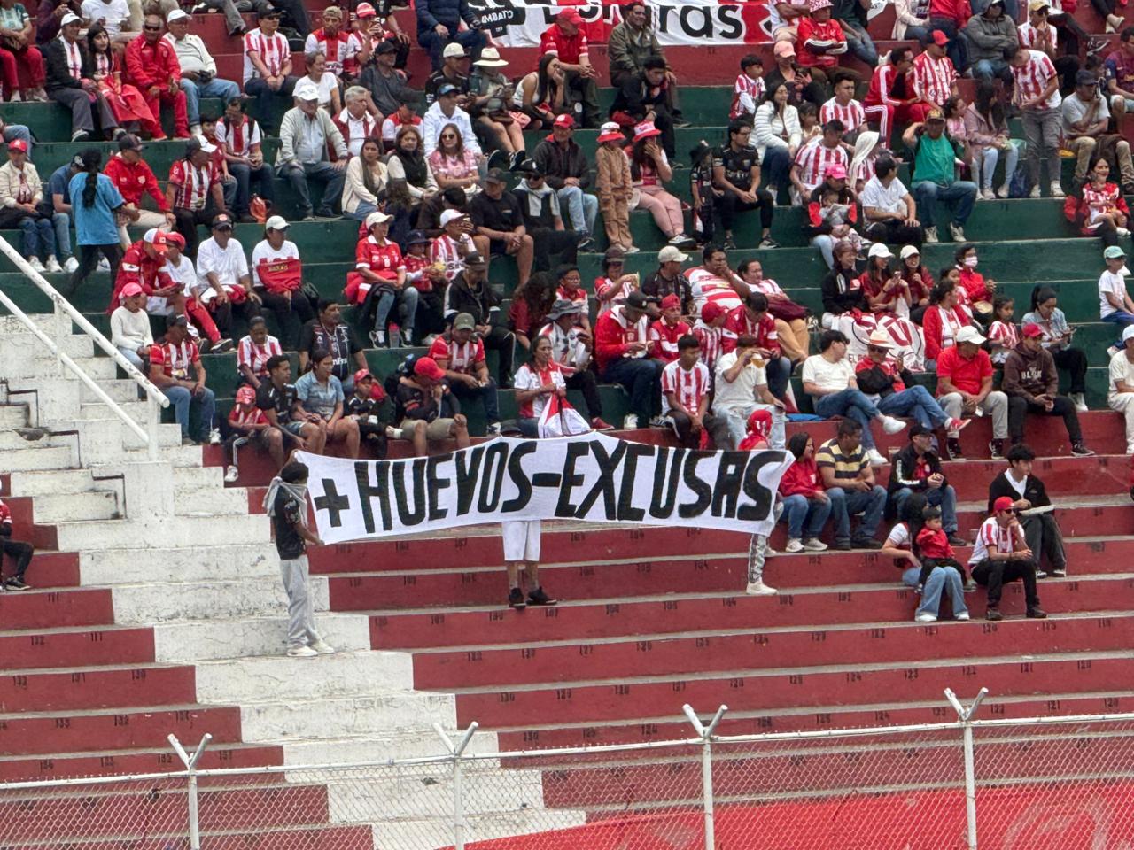 img of hinchas de Técnico Universitario estallan contra la dirigencia en el Bellavista