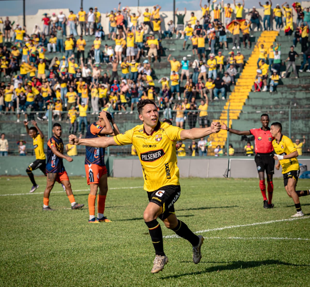 Barcelona SC supera a Insutec con remonta en Copa Ecuador - Barcelona SC celebrando su victoria en la Copa Ecuador