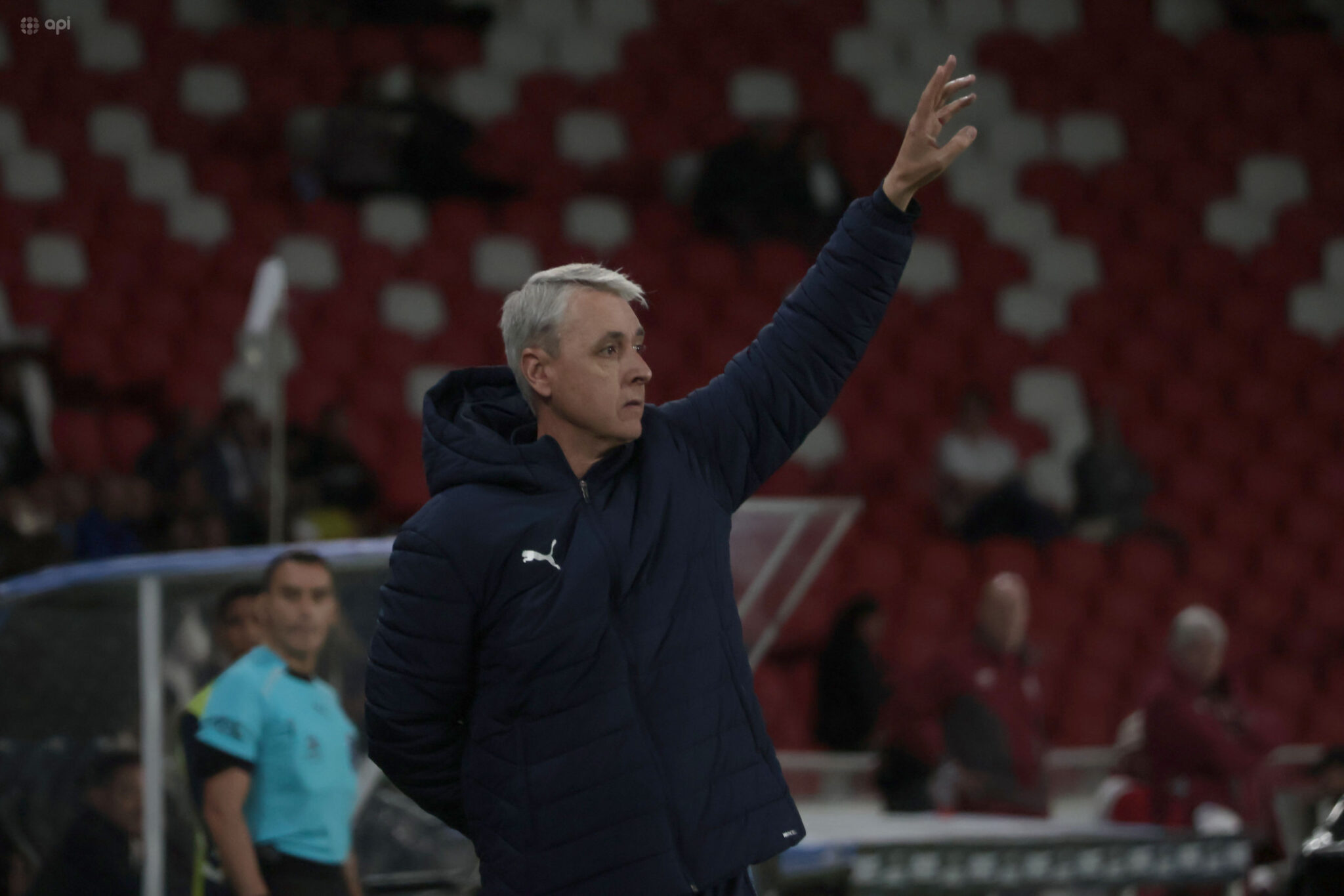 Tiago Nunes cuestiona arbitraje de Aragón: "Hace mucho que no ganamos con él dirigiendo"