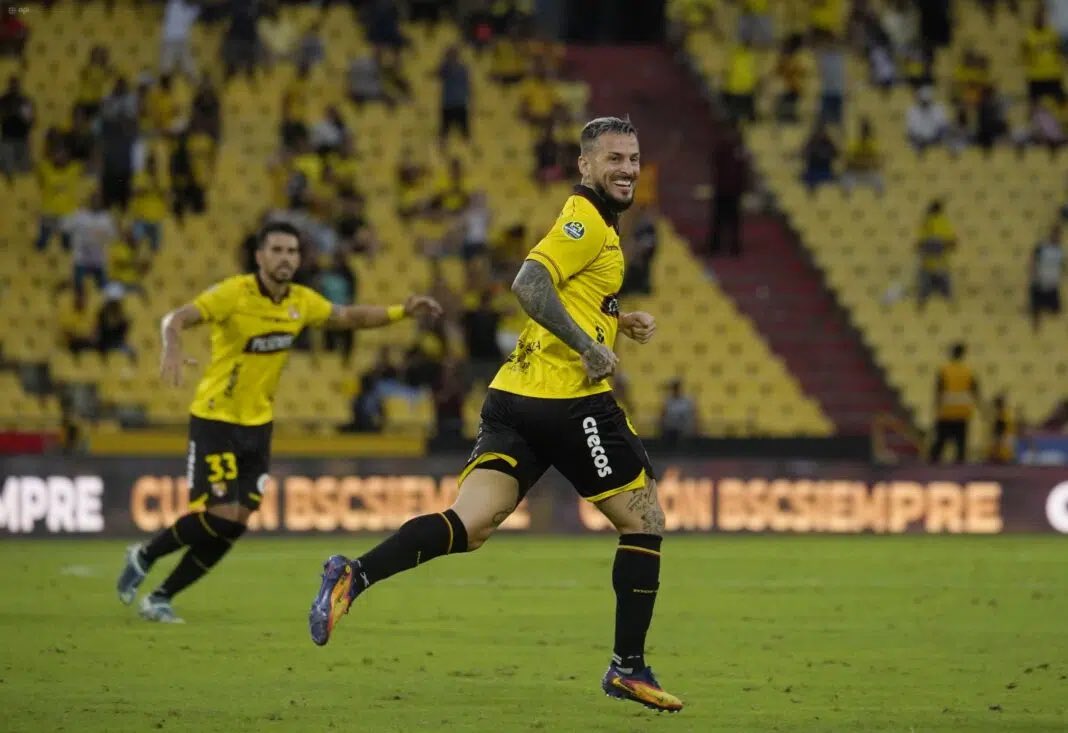 Benedetto sufre lesión muscular, estará un mes ausente