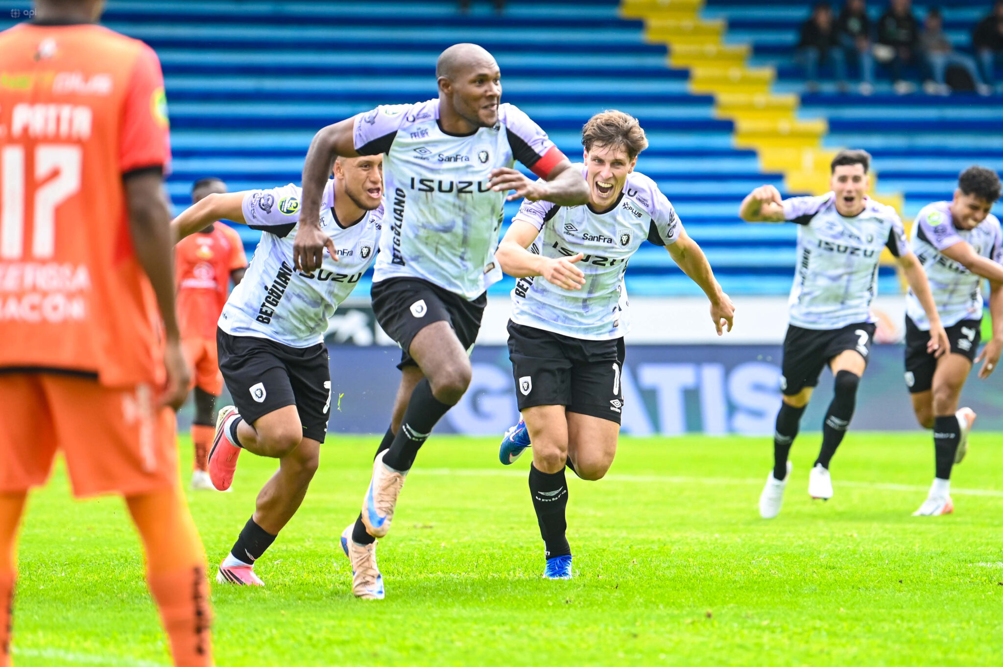 img of Leones del Norte supera a Libertad FC con remontada en el Reina del Cisne 3-1