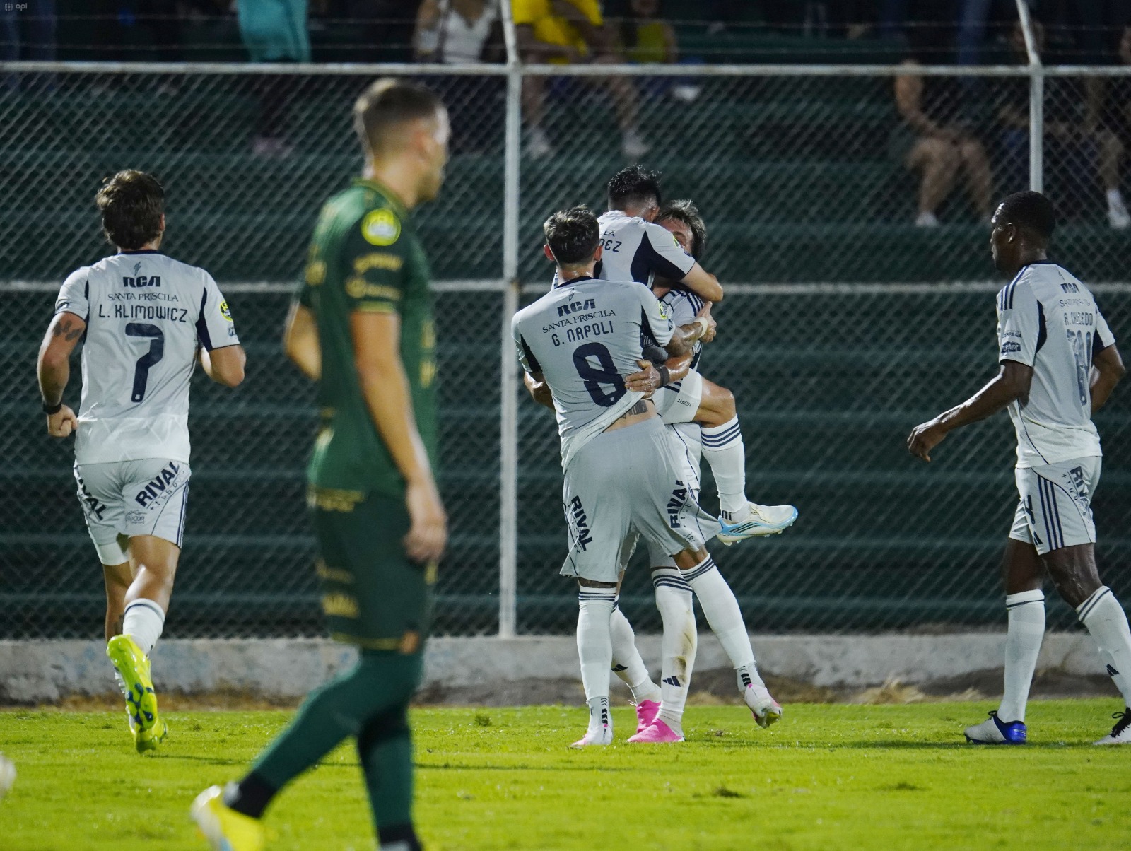 Emelec supera a Orense con goles de Ruiz Gómez y Quintero