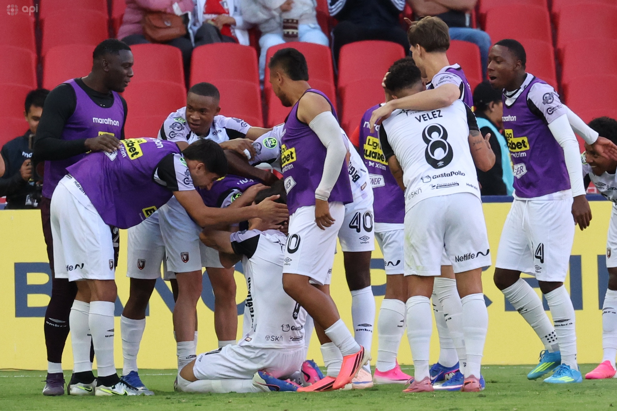 img of Liga de Quito sufre derrumbe en casa ante Leones FC con gol de Luque