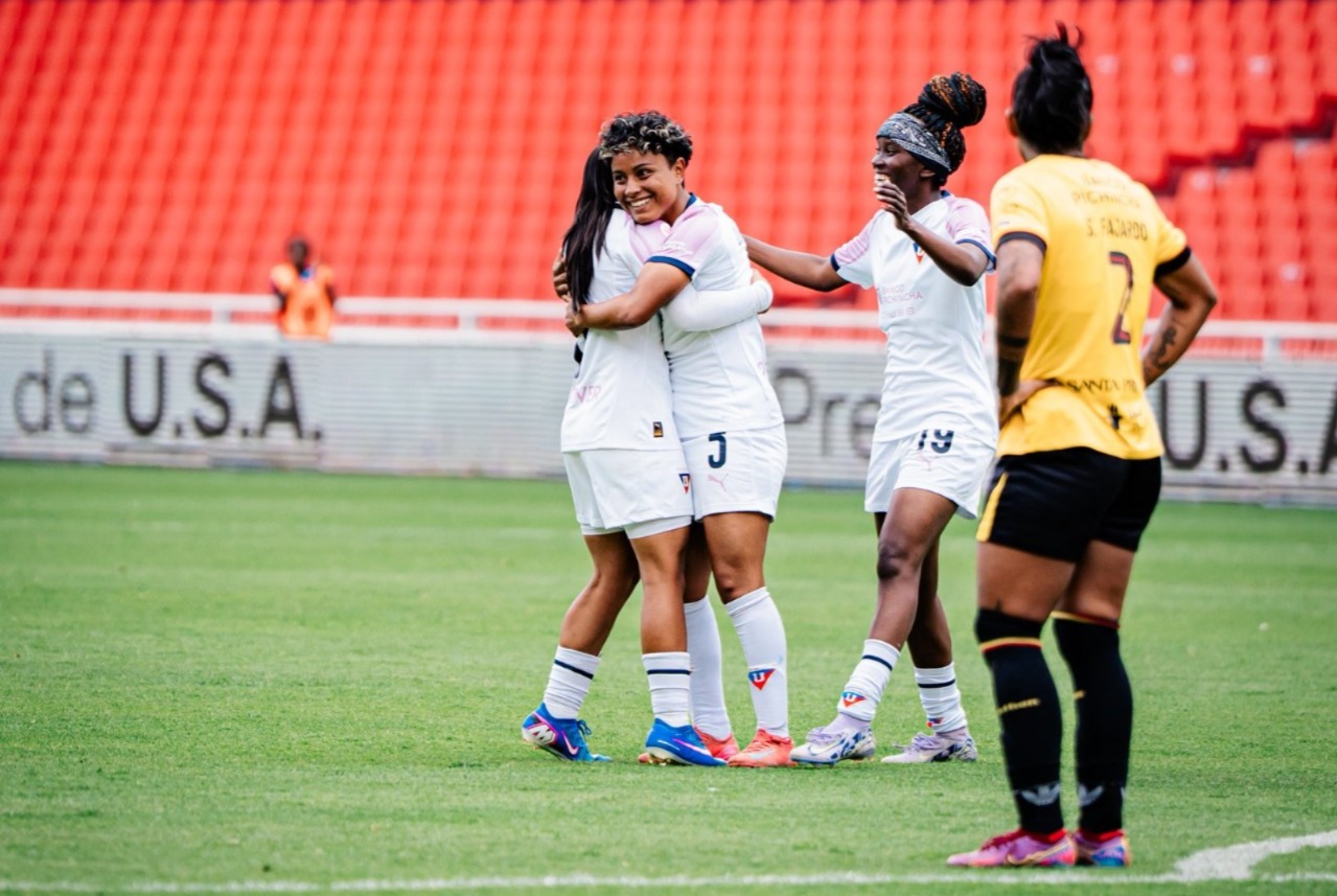 Guerreras Albas de LDU supera a Barcelona SC y asegura clasificación a semifinales