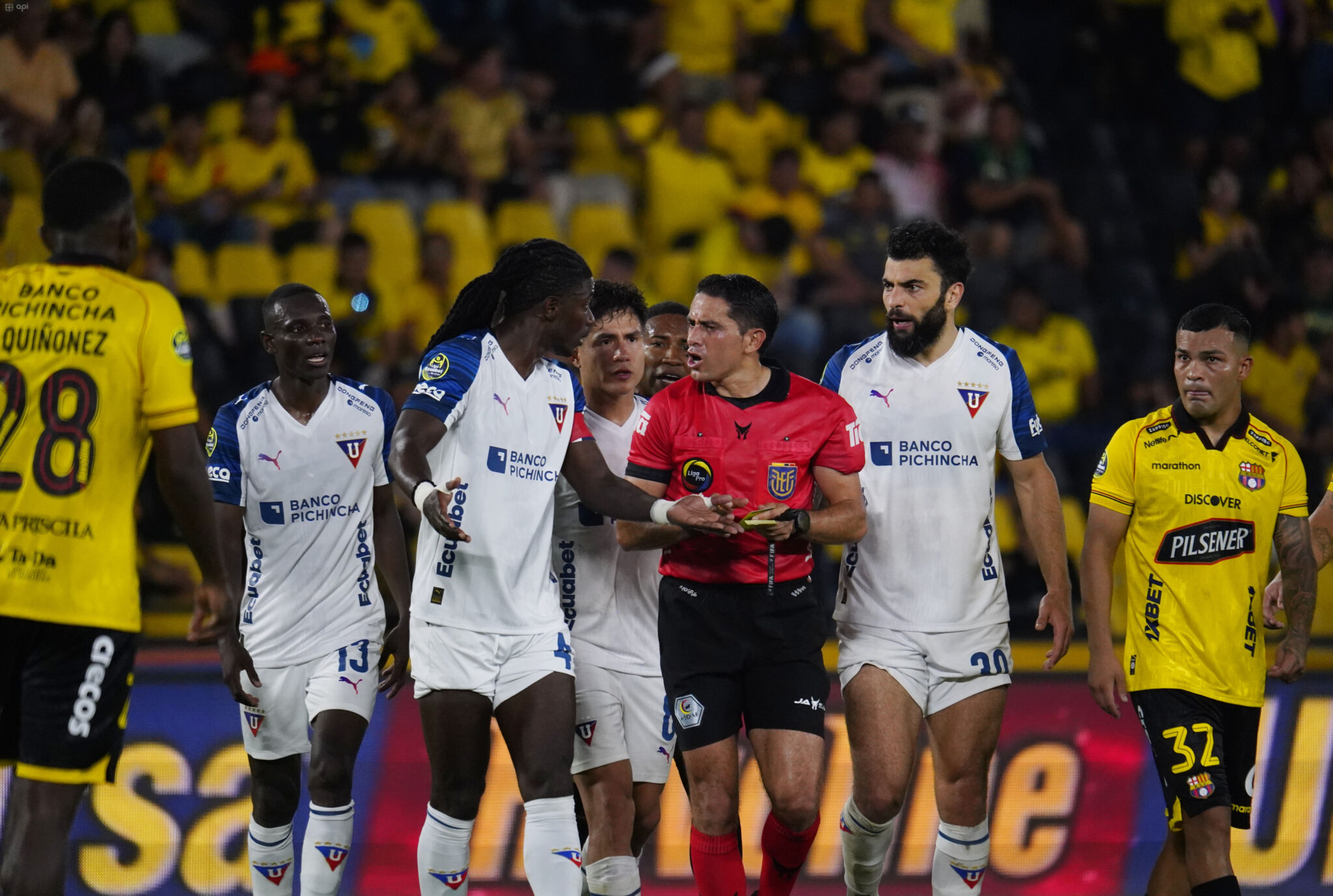 img of Liga de Quito supera a Barcelona con polémico arbitraje