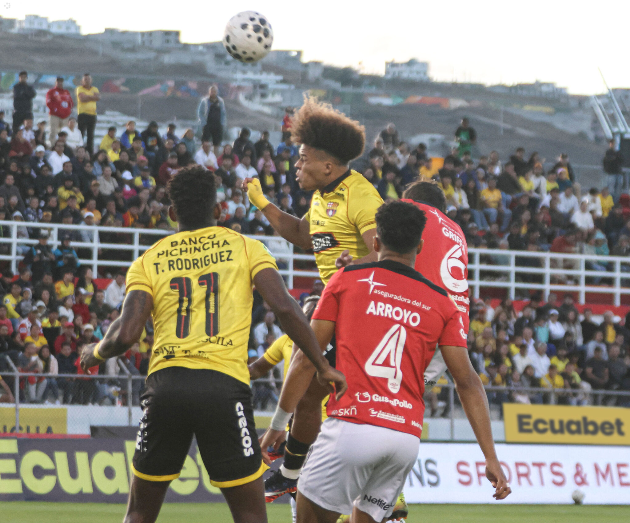 Díaz rescata a Barcelona con empate 1-1 ante Leones