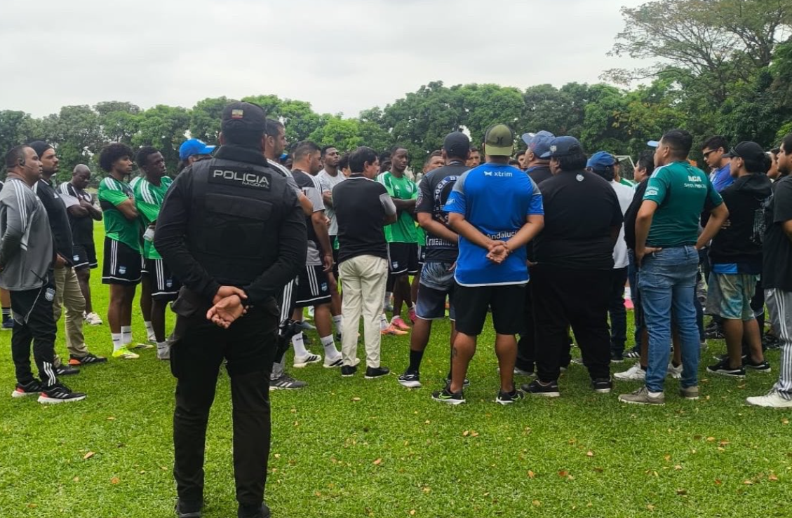 Hinchas de Emelec exigen compromiso a jugadores - Hinchas de Emelec dialogan con jugadores en Los Samanes